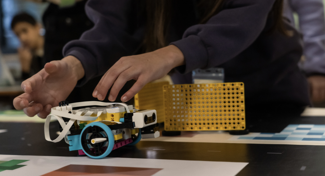 macchina-mano-bambino