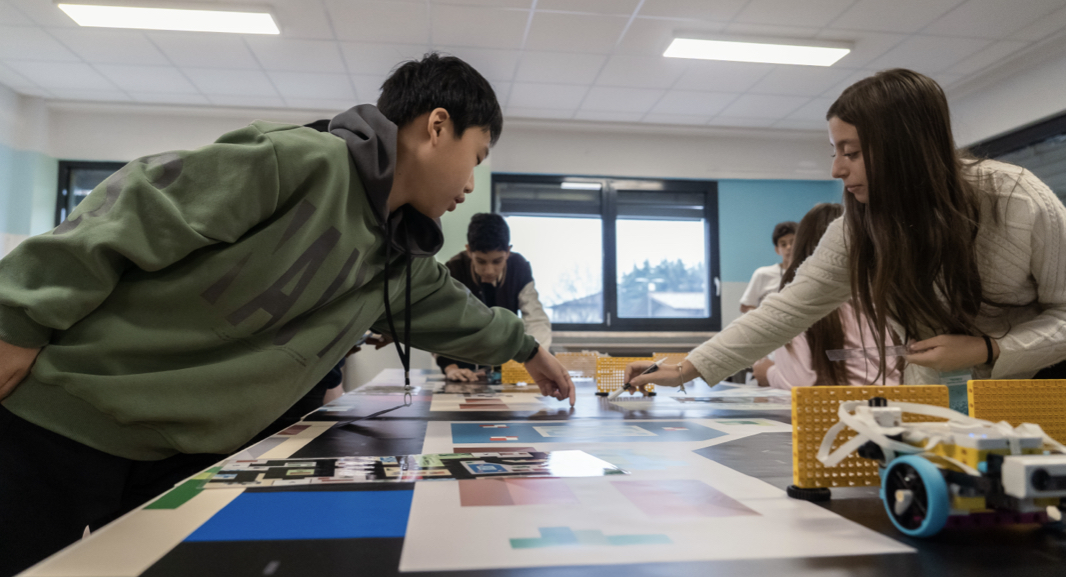ragazza-tavolo-laboratorio
