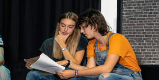 ragazze-discutono-foglio