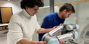 ragazzo-cobot-visita-azienda