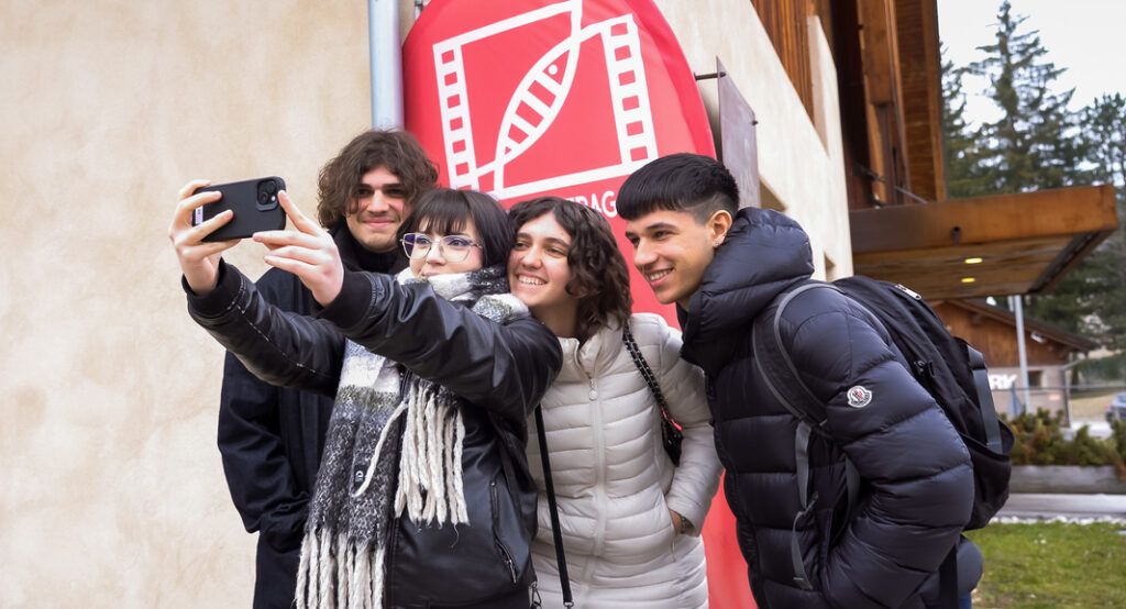 Ragazzi-davanti-rollup-Cortinametraggio