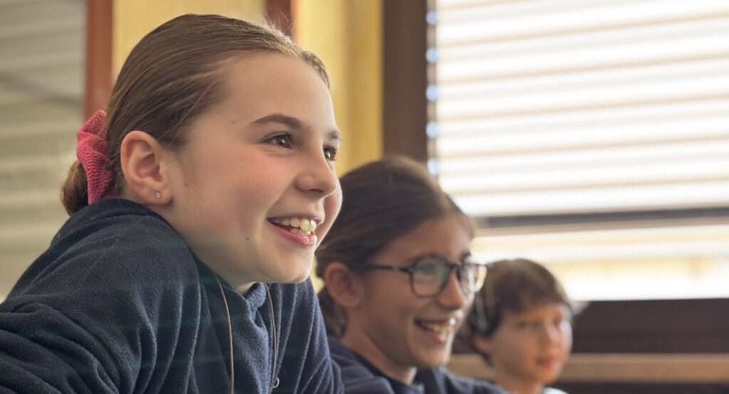 bambina-attenta-laboratorio