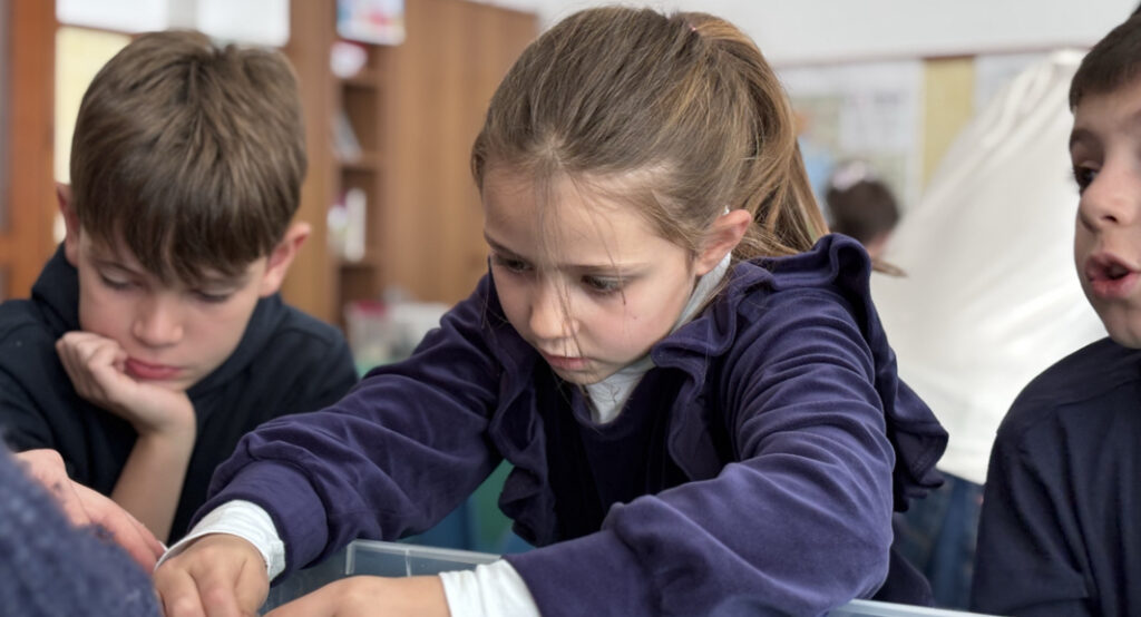 bambina-costruzione-irrigazione