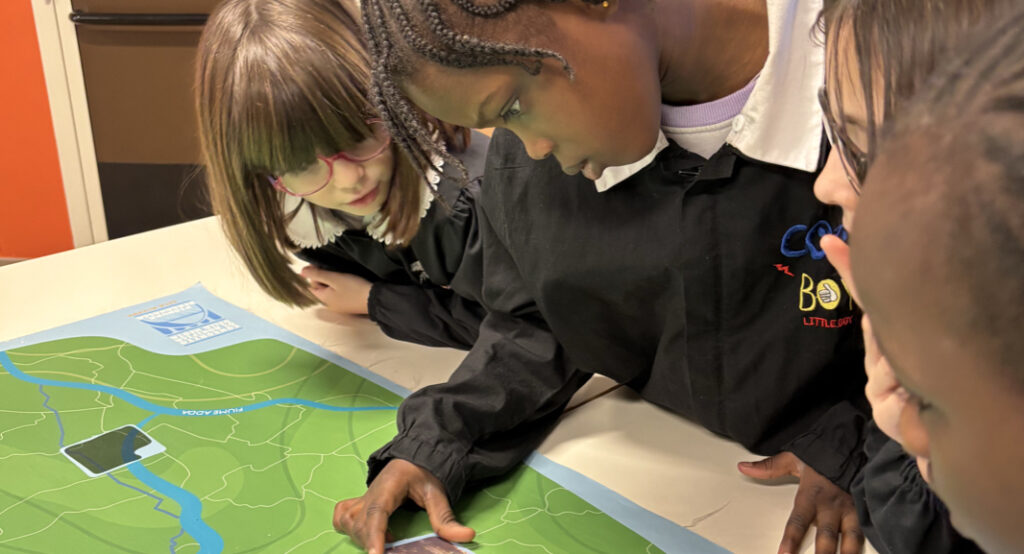 bambini-bambina-osserva-card