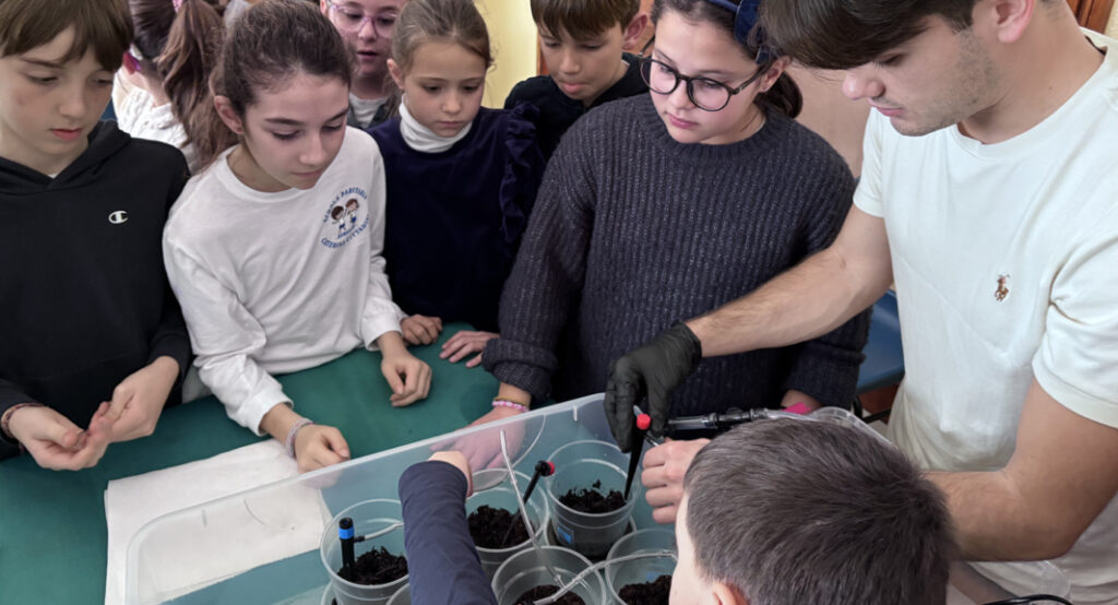 bambini-educatore-sistema-irrigazione