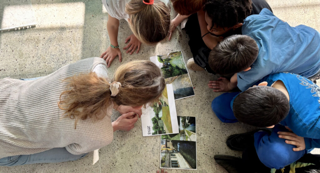 educatrice-conduzione-gruppo-bambini