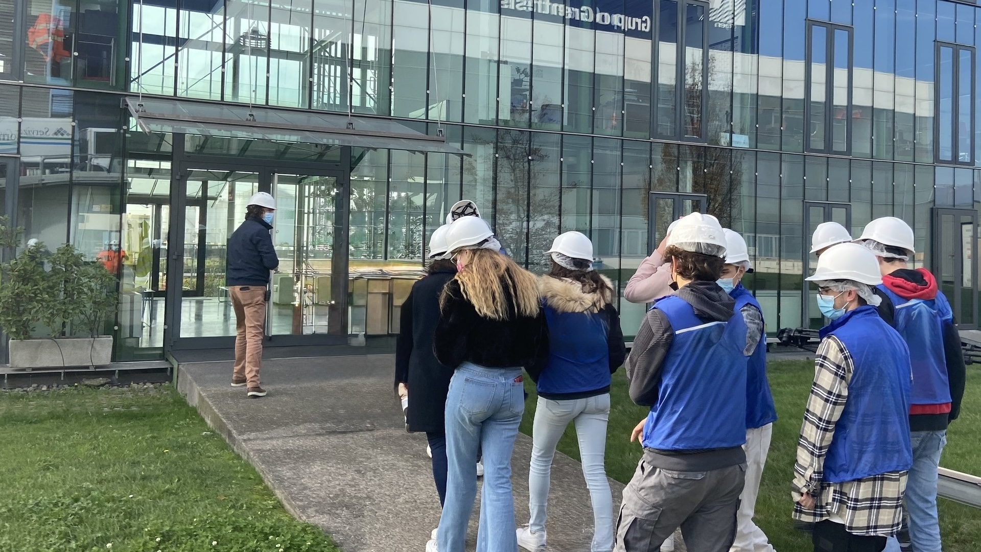 gruppo-ragazzi-visita-azienda