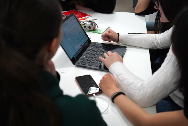 lavoro-gruppo-computer