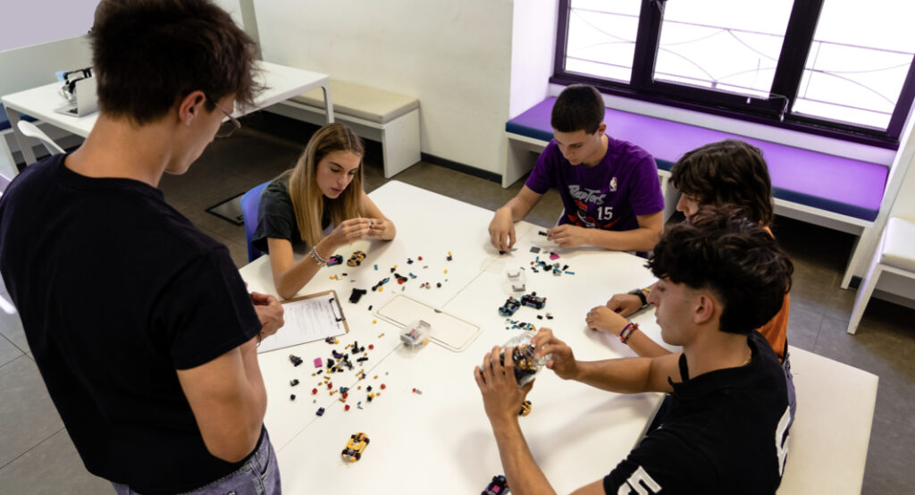 lavoro-gruppo-lego-studenti