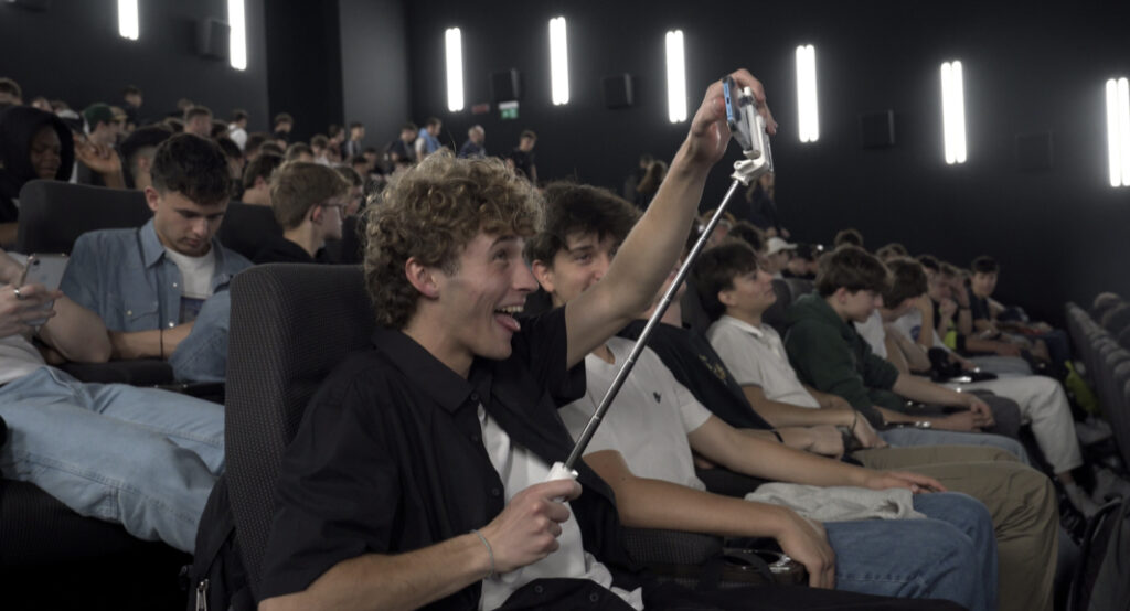 ragazzi-selfie-cinema
